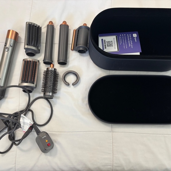 Dyson Airwrap™ multi-styler and dryer Straight+Wavy (Nickel/Copper) - Picture 2 of 2